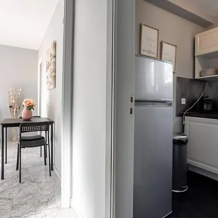 Guestready - Sleek Monochrome Dwelling Apartment