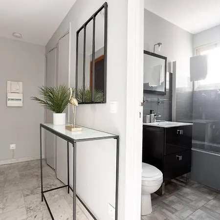 Guestready - Sleek Monochrome Dwelling