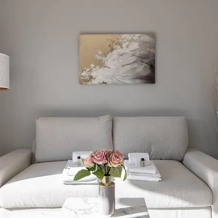 Guestready - Sleek Monochrome Dwelling Apartment