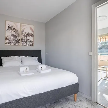 Guestready - Sleek Monochrome Dwelling *