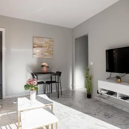 Guestready - Sleek Monochrome Dwelling *