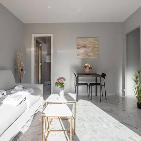 Guestready - Sleek Monochrome Dwelling Cannes