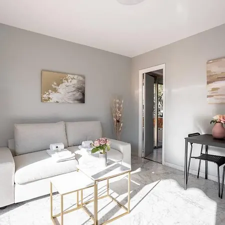 Guestready - Sleek Monochrome Dwelling *