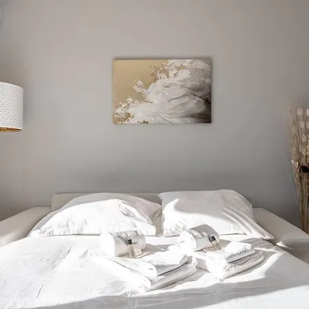 Guestready - Sleek Monochrome Dwelling Apartment